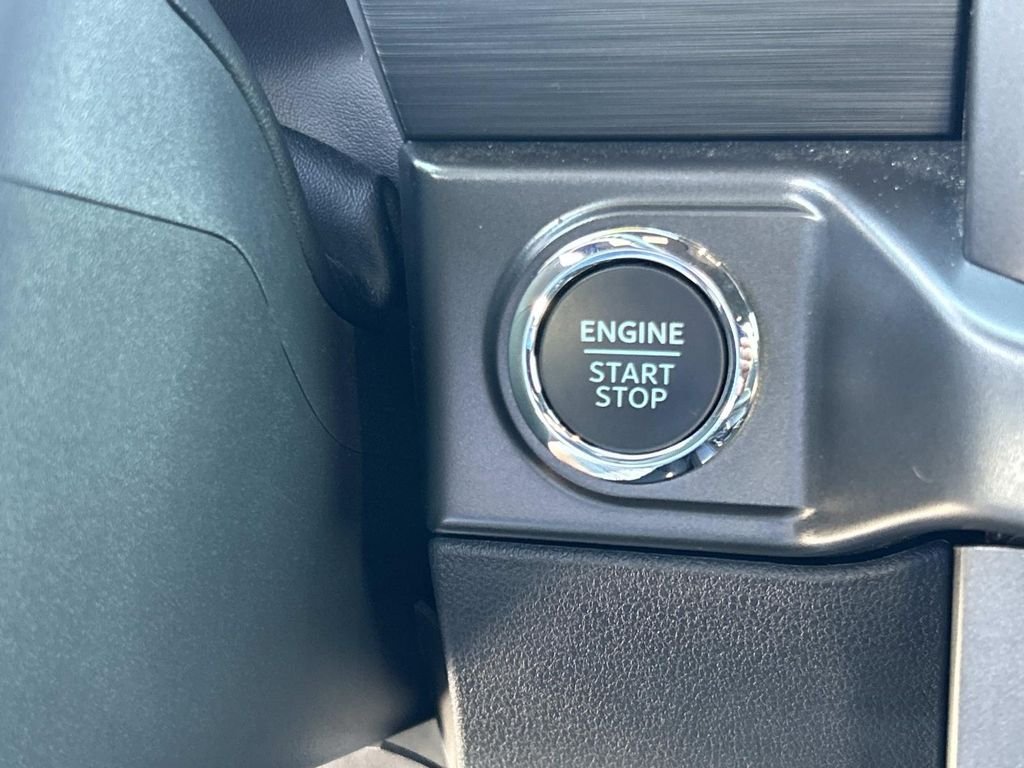 Certified Used 2024 Avalanche Ford XLT image 33