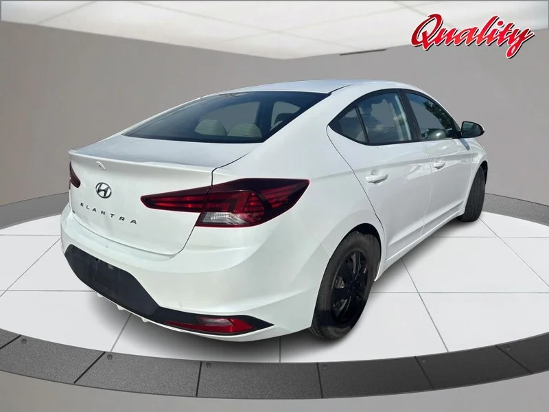 Used 2020 Quartz White Pearl Hyundai SE image 3