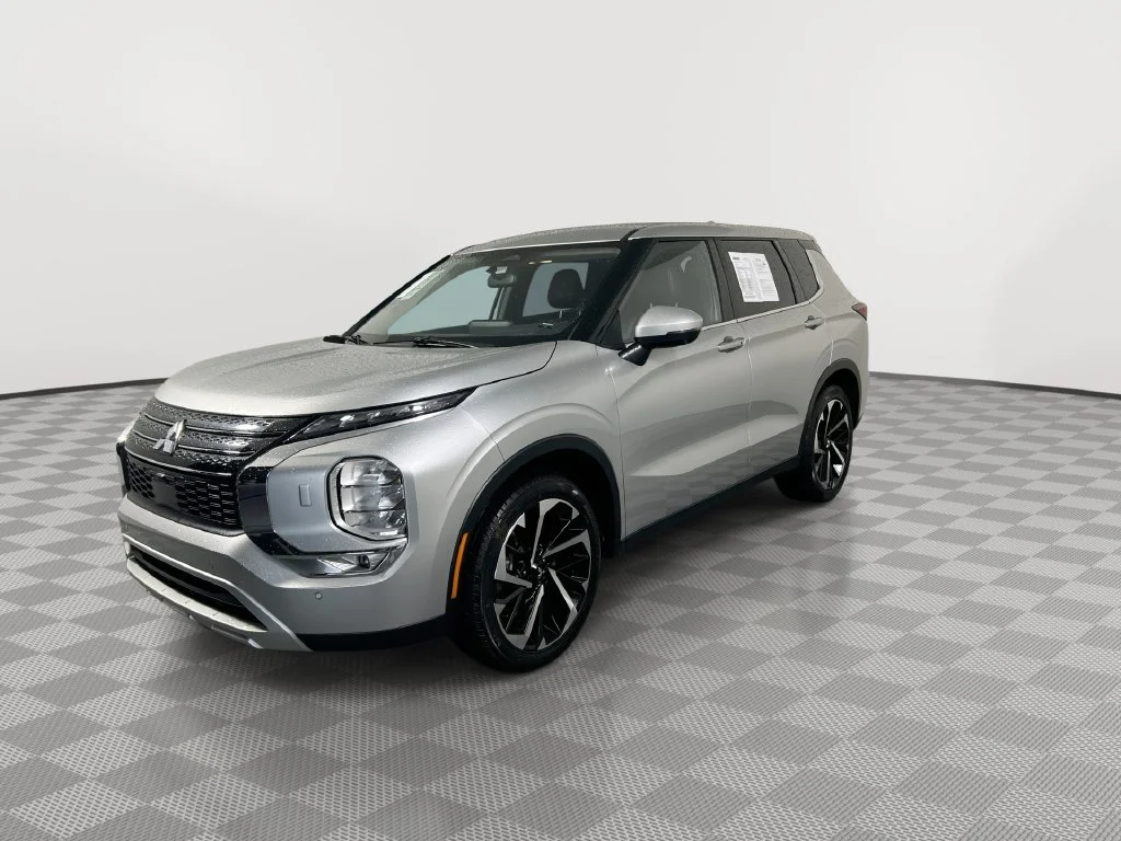 Used 2024 Black Mitsubishi SE image 4
