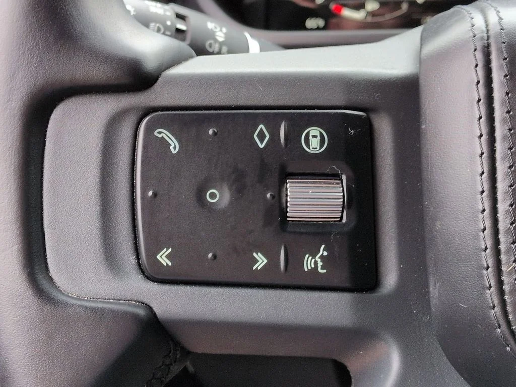 Used 2024  Land Rover X-Dynamic SE image 23