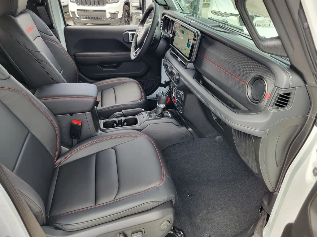 New 2026 Bright White Clear-Coat Exterior Paint Jeep Rubicon image 17