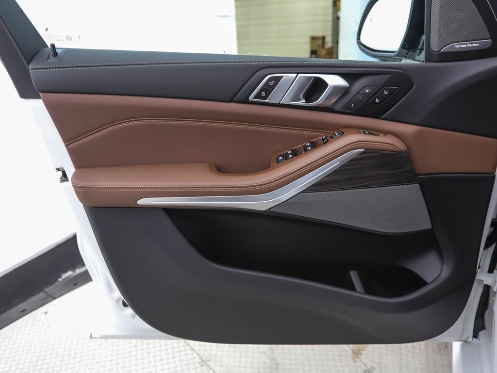 New 2026 Alpine White BMW xDrive40i image 9