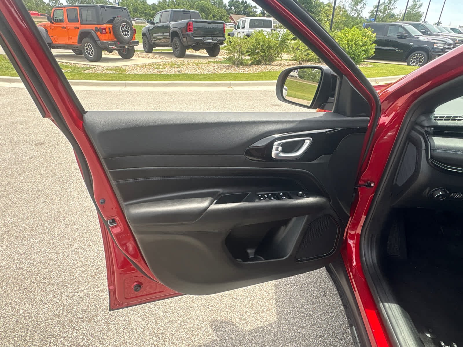 New 2026 Red Hot Pearl-Coat Exterior Paint Jeep Latitude image 18