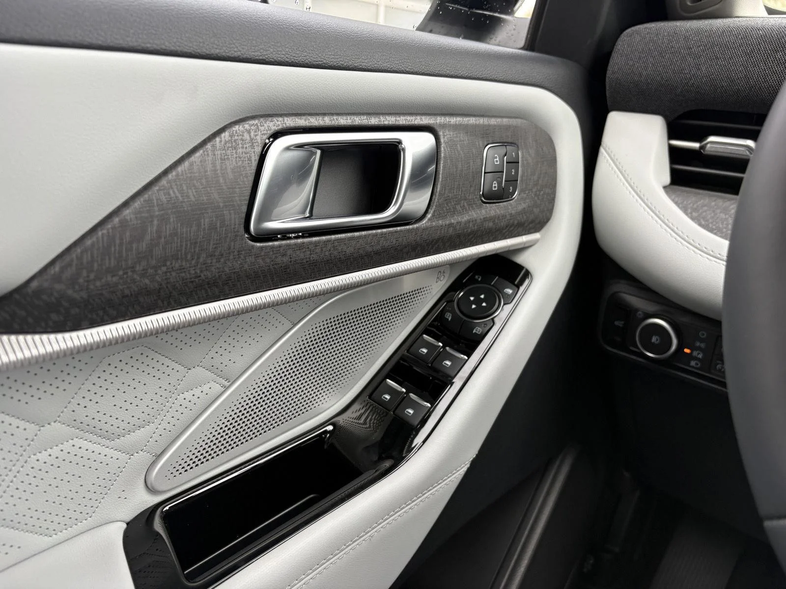 New 2026 Star White Metallic Tri-Coat Ford Platinum™ image 13