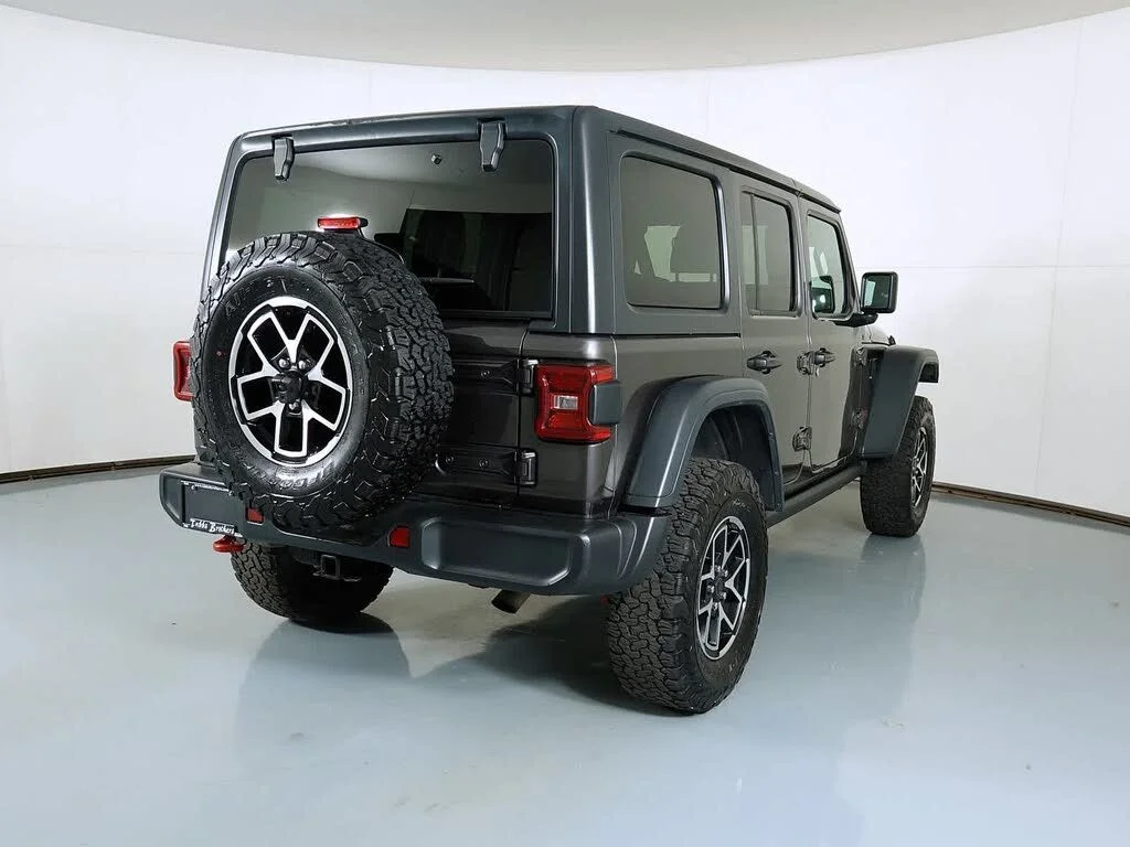 Certified Used 2025 Granite Crystal Clearcoat Metallic Jeep Rubicon image 3