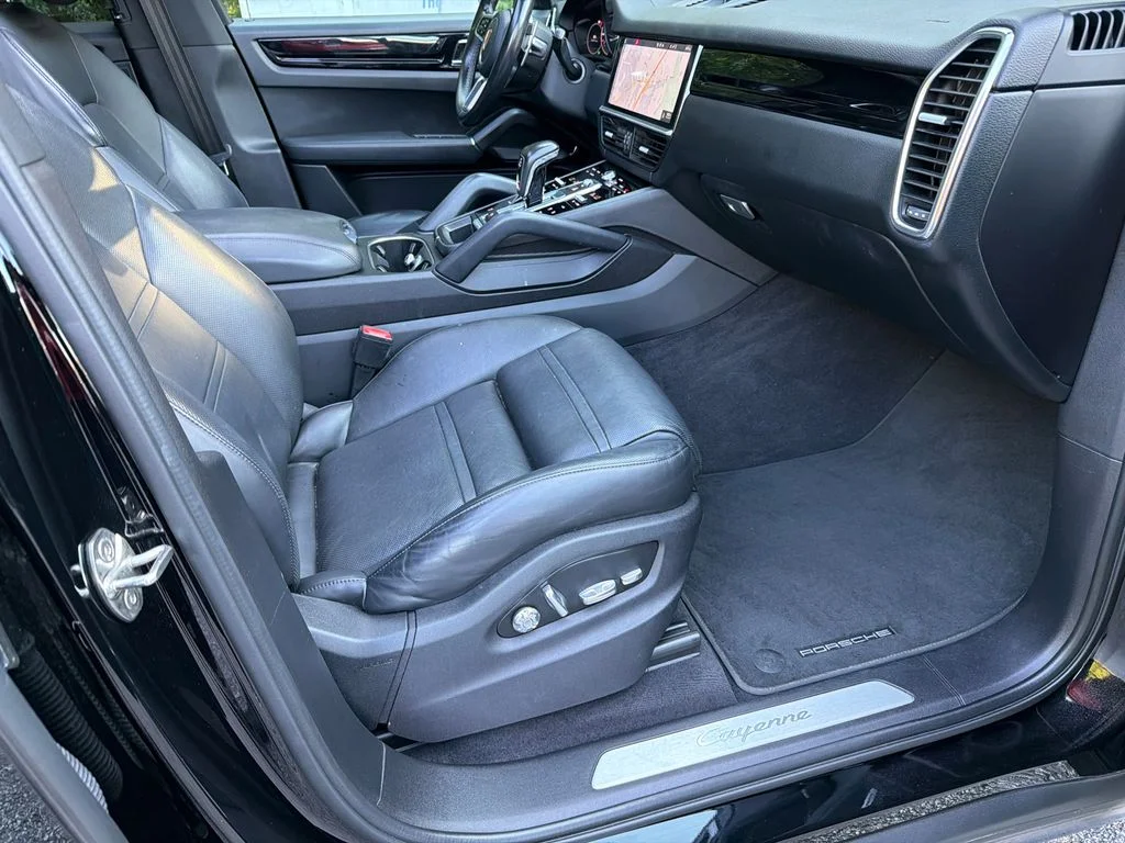 Used 2020  Porsche Base image 13