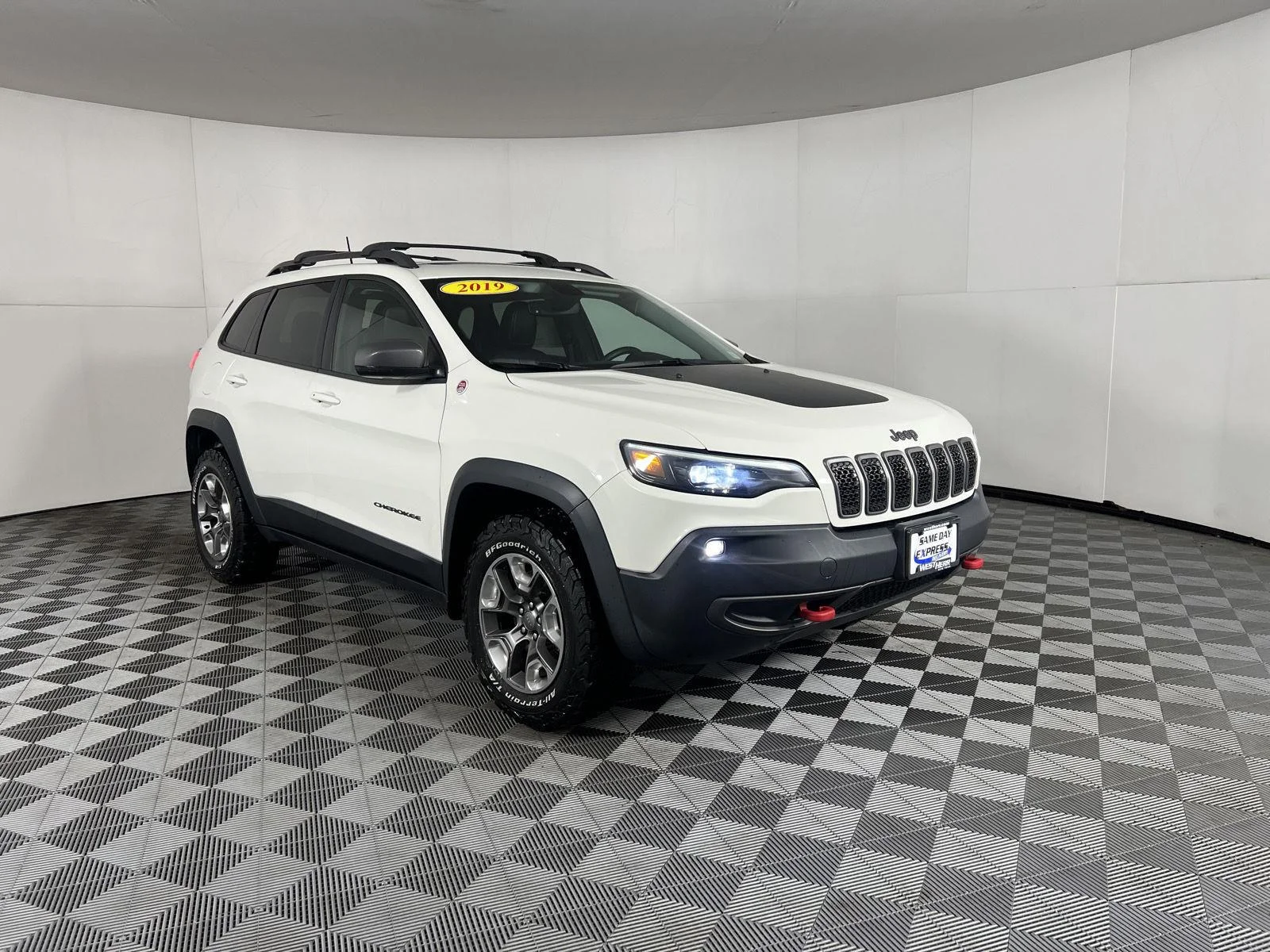 Used 2019 Pearl White Jeep Trailhawk Elite image 6