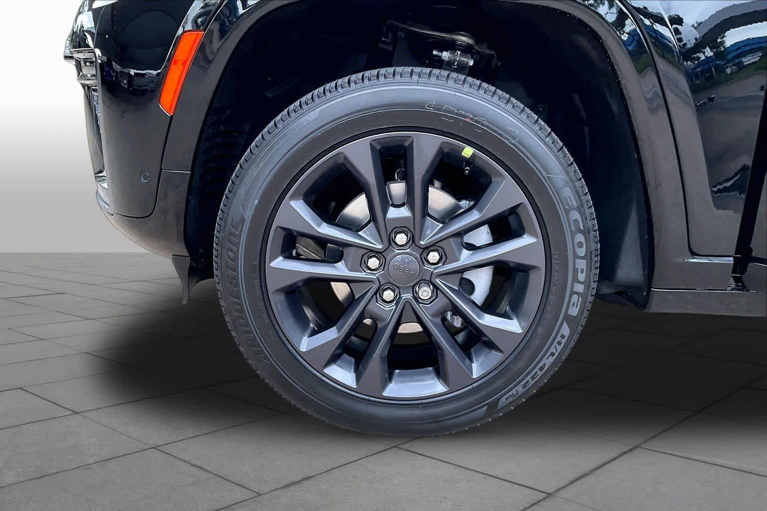 New 2026 Diamond Black Crystal Pearl-Coat Exterior Paint Jeep Limited Reserve image 11