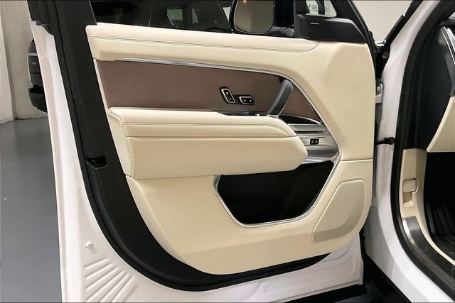 Used 2023 White Land Rover SE image 25