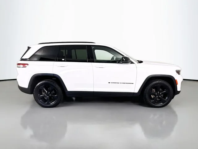 Used 2023 White Jeep Altitude X image 8