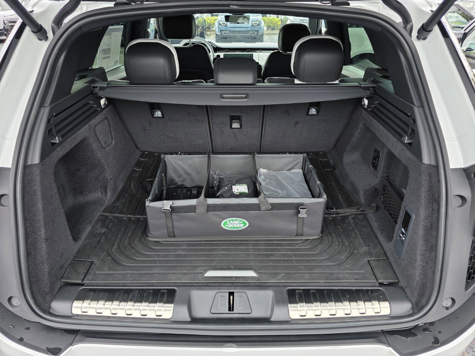New 2026 Fuji White Land Rover P400 Dynamic SE image 15