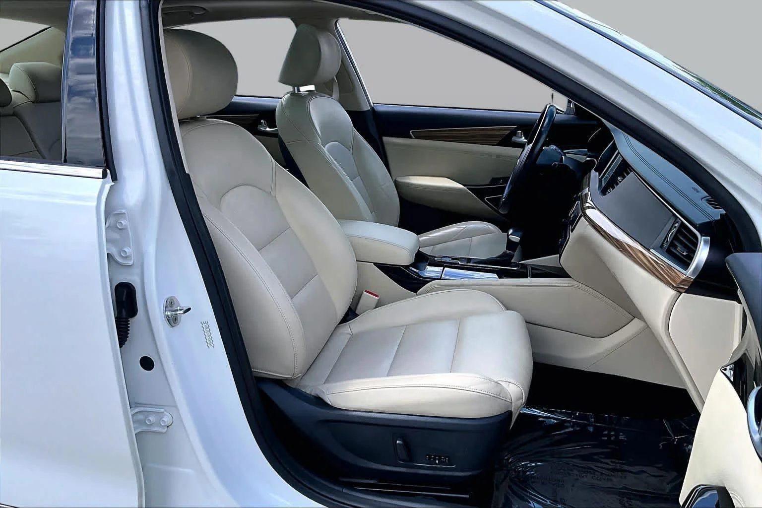 Used 2019 Snow White Pearl Kia Technology image 16