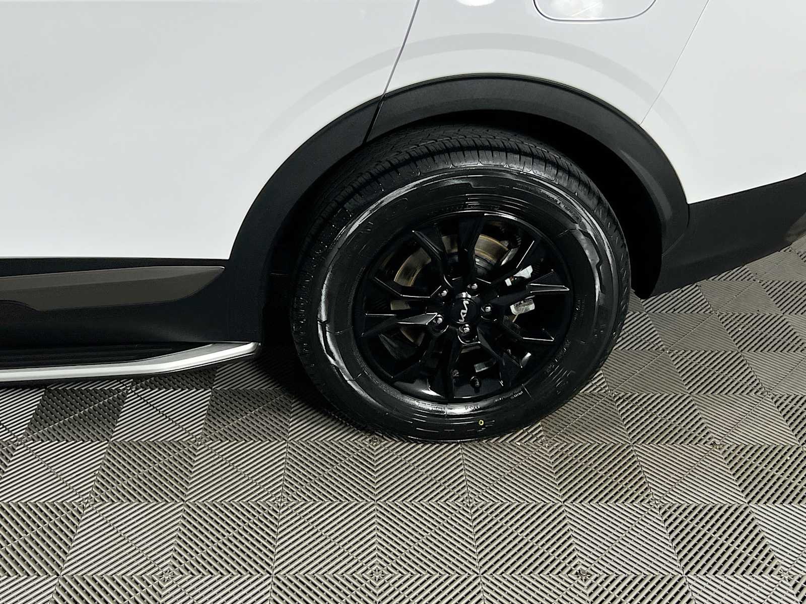 Used 2023 Glacier White Pearl/Ebony Black Roof Kia X-Pro Prestige image 32