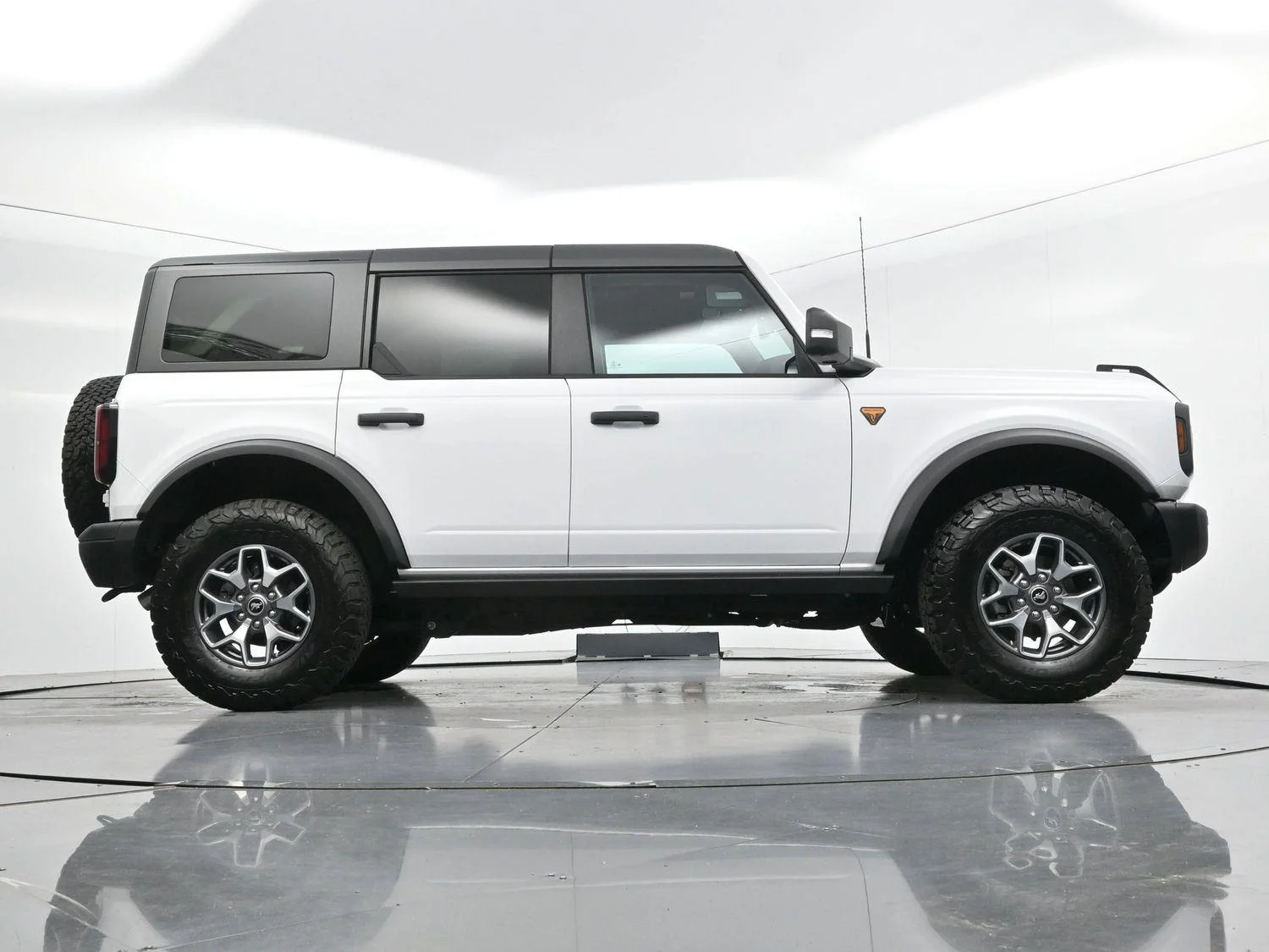 Used 2025 Oxford White Ford Badlands image 52