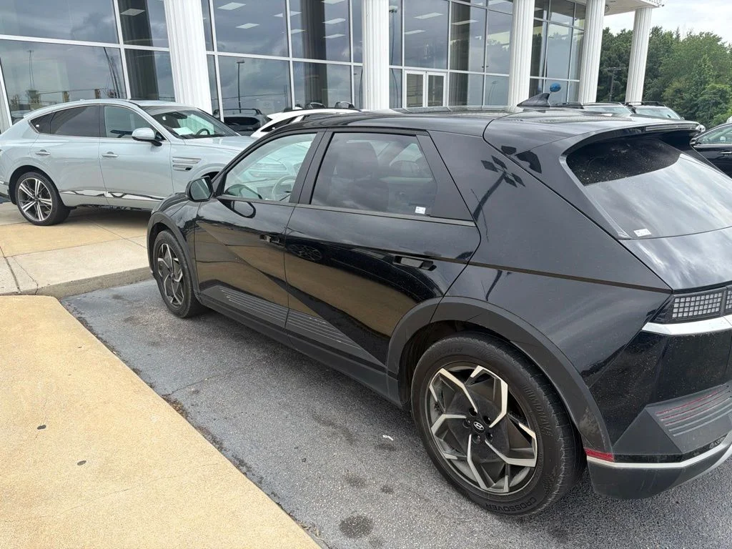 Used 2022 Black Hyundai SEL image 3