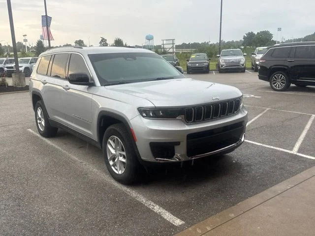 Used 2024 Silver Jeep Laredo image 2