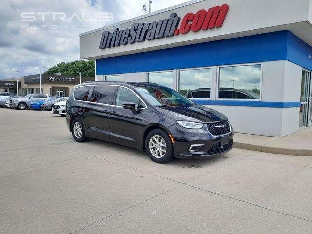Used 2022 Brilliant Black Crystal Pearlcoat Chrysler Touring L image 2