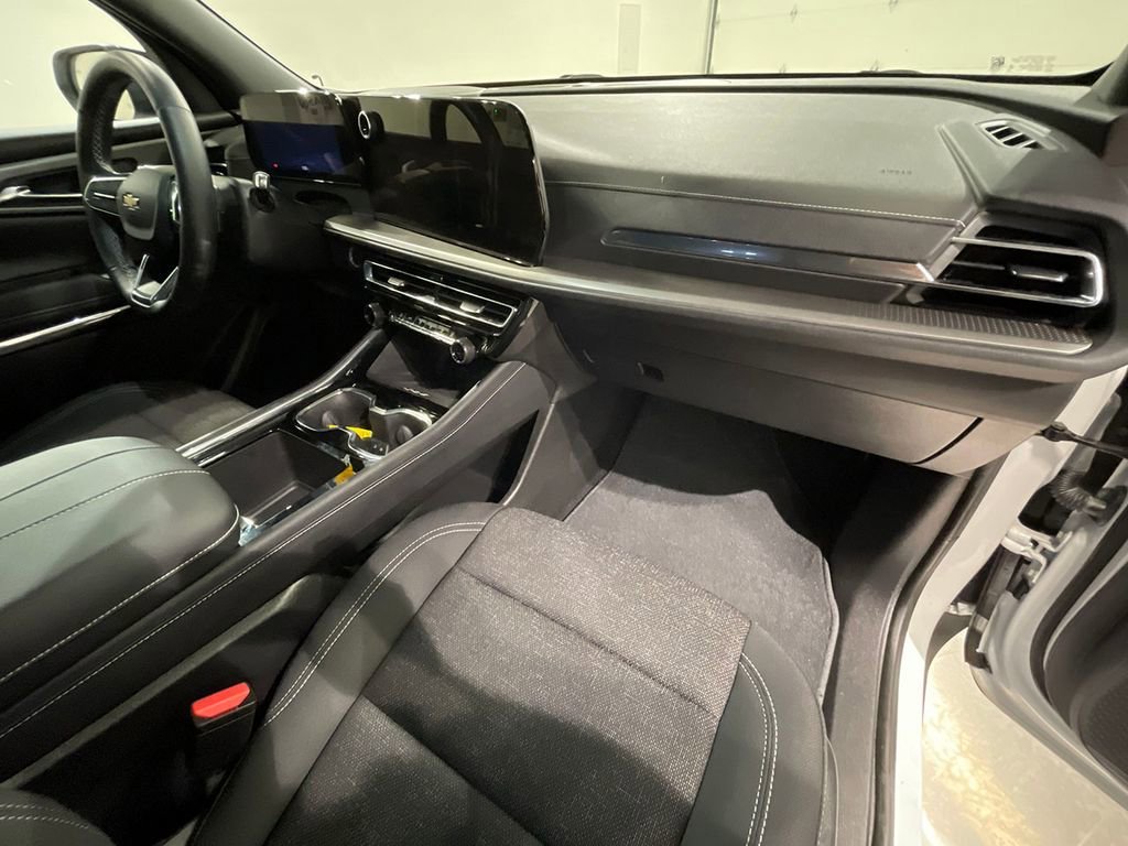 Used 2025 Summit White Chevrolet LT image 29