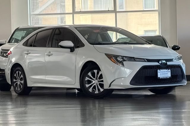 Used 2022 Wind Chill Pearl Toyota LE image 2
