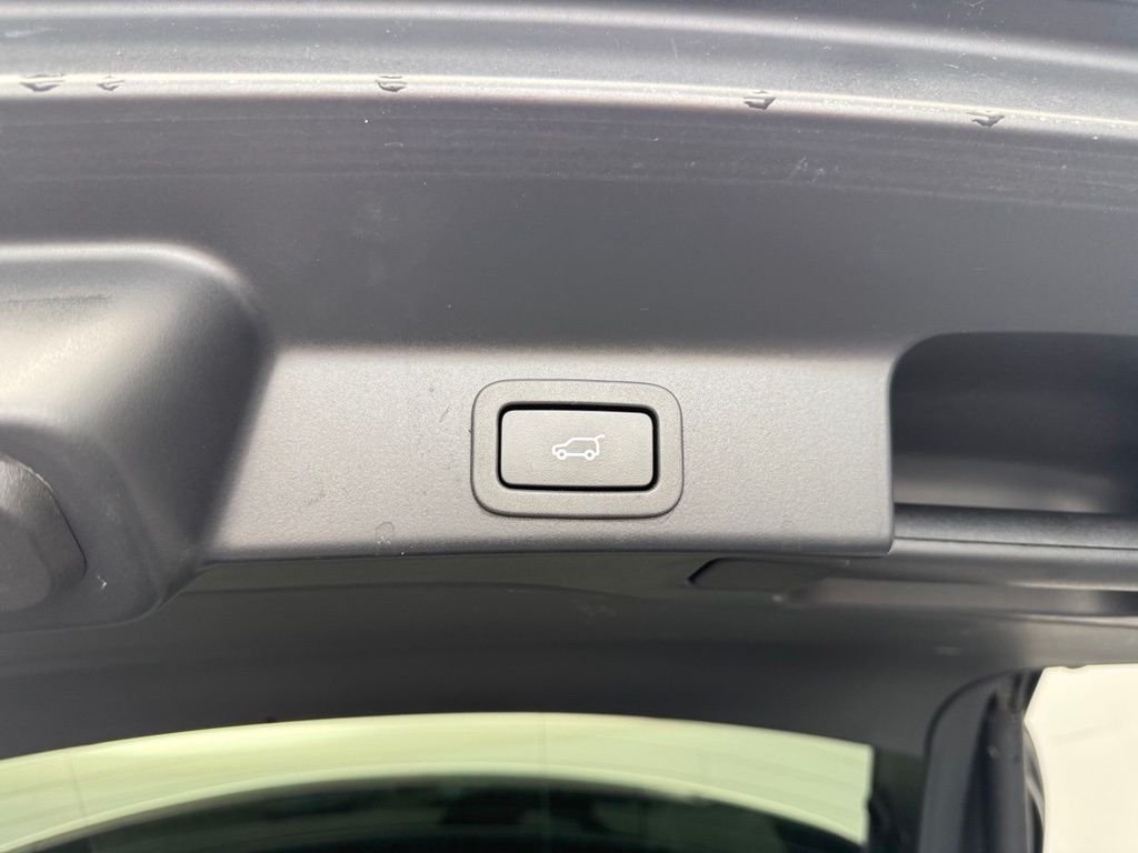 Used 2019 Silver Jaguar 25t Premium image 77