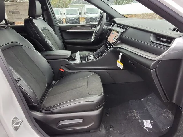 New 2026 Bright White Clear-Coat Exterior Paint Jeep Altitude image 14