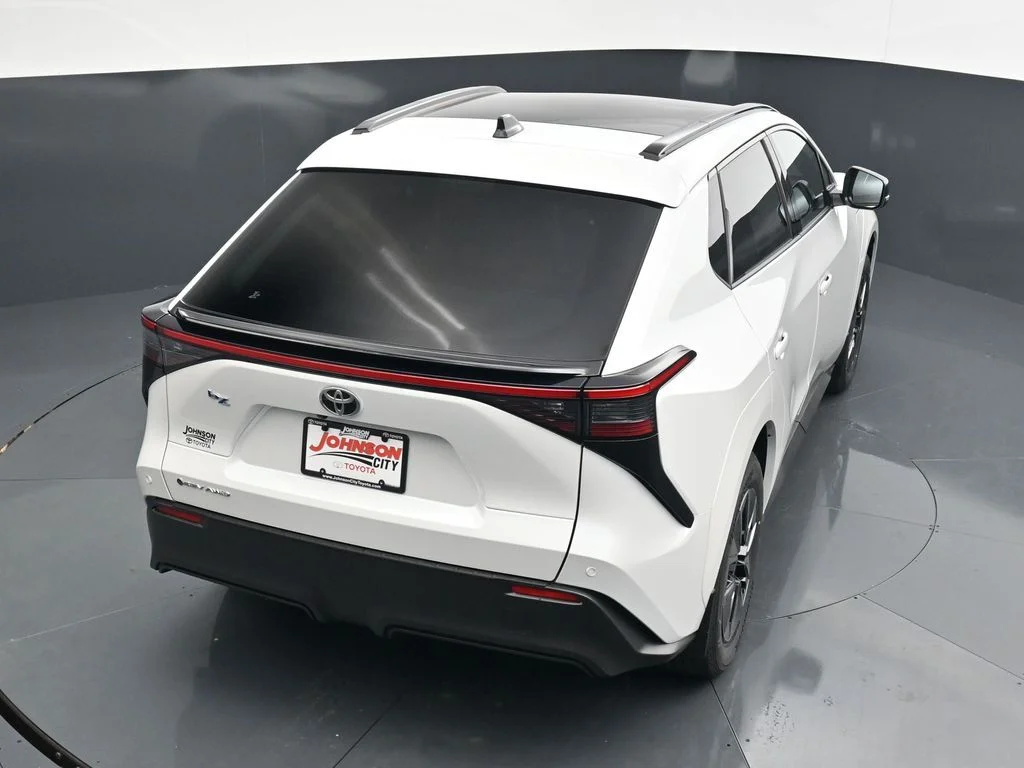 New 2026 Wind Chill Pearl <sup>1</sup> Toyota  XLE image 25