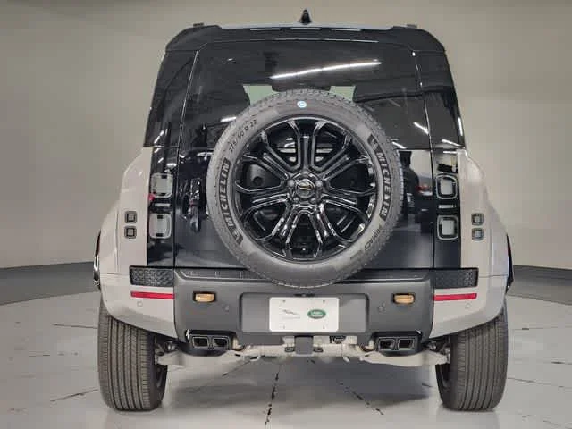 New 2026 Borasco Grey Metallic Land Rover OCTA image 17