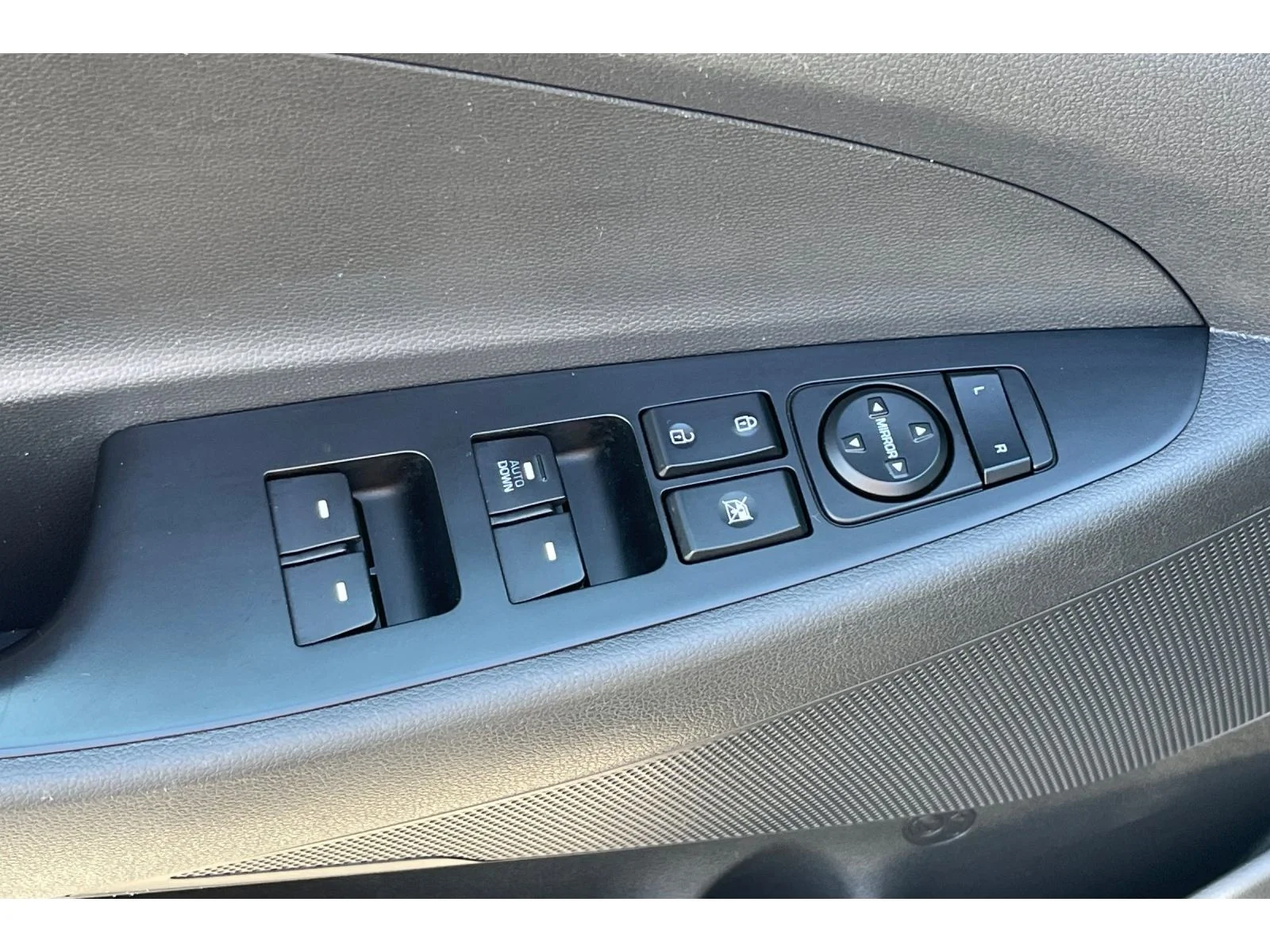 Used 2016 Ash Black Hyundai SE image 12