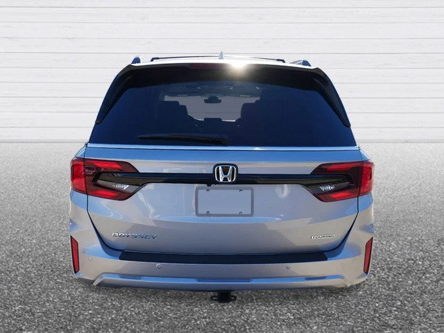 New 2027 Solar Silver Metallic Honda Touring image 4