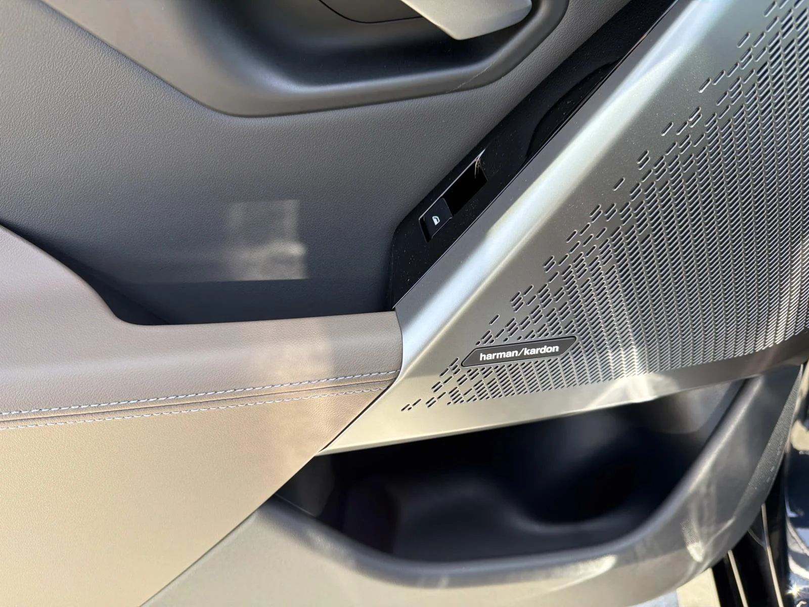 New 2027 Carbon Black Metallic BMW 530i image 9
