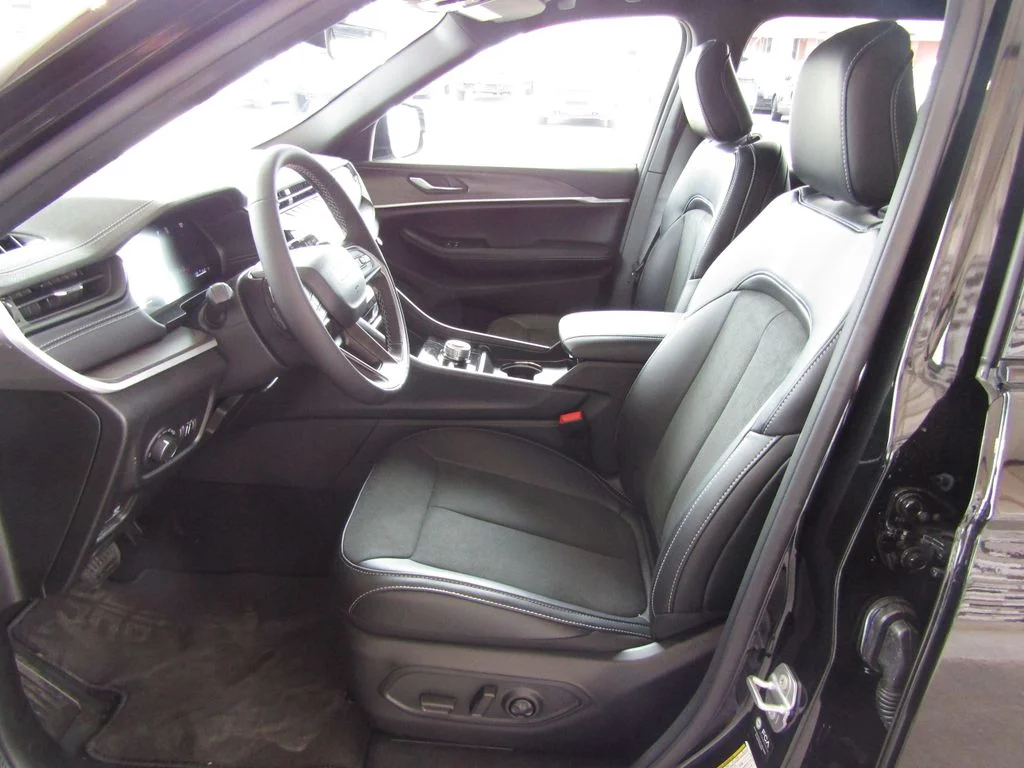New 2026 Diamond Black Crystal Pearlcoat Jeep Altitude image 25