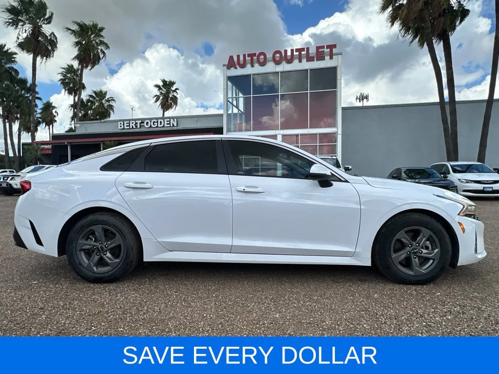 Used 2023 White Kia LXS image 3