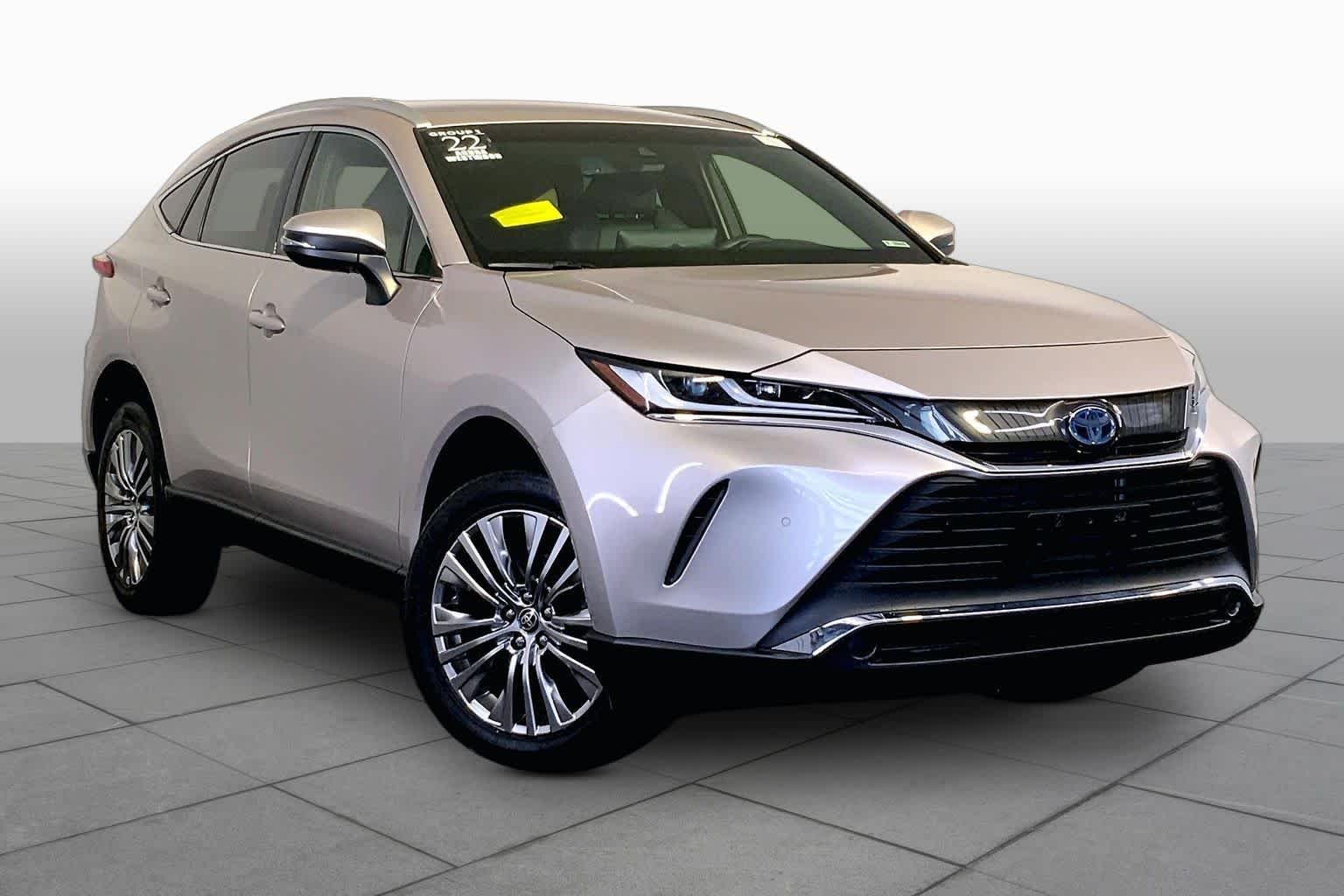 Used 2022 Titanium Glow Toyota XLE image 3