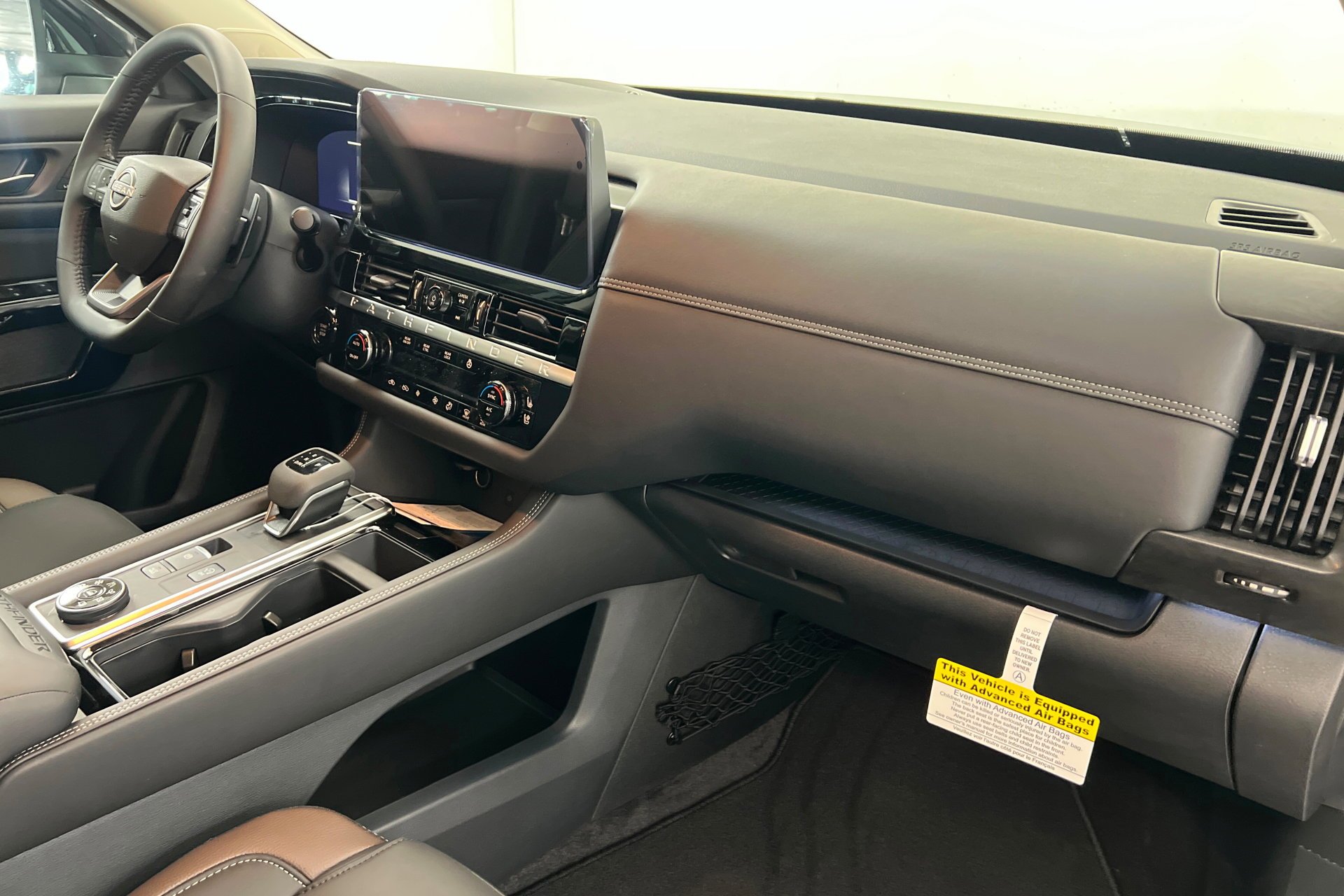 New 2026 Boulder Gray Pearl / Super Black Two-tone Nissan Platinum image 26
