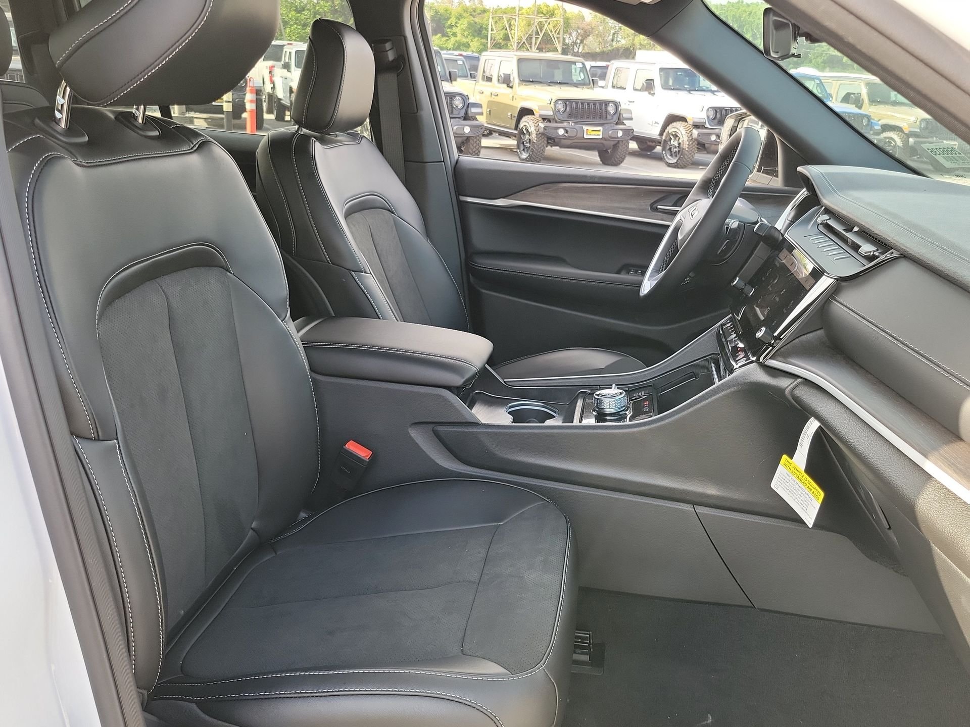 New 2026 Bright White Clear-Coat Exterior Paint Jeep Altitude image 17