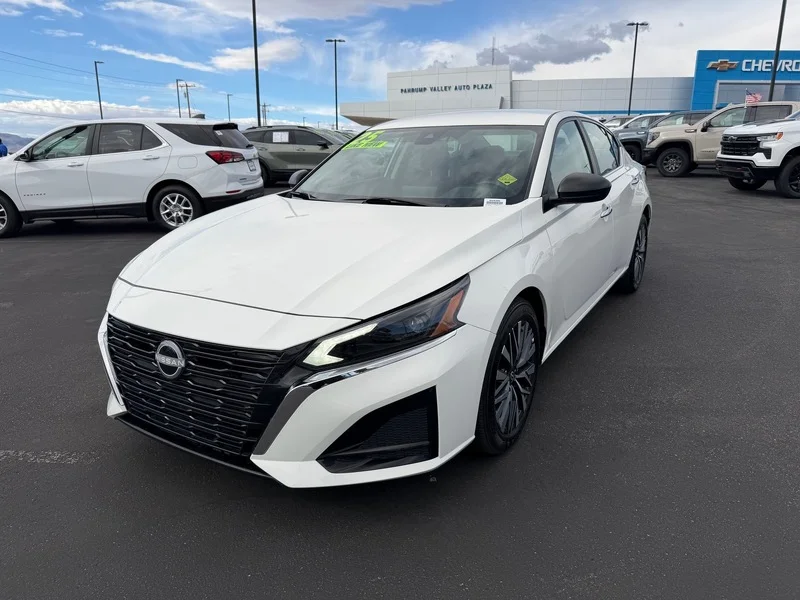 Used 2025 Glacier White Nissan SV image 7