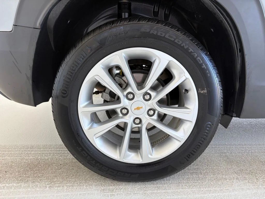 Used 2025 Gray Chevrolet LS image 21