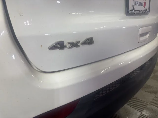 Used 2022 Bright White Clearcoat Jeep Latitude image 10