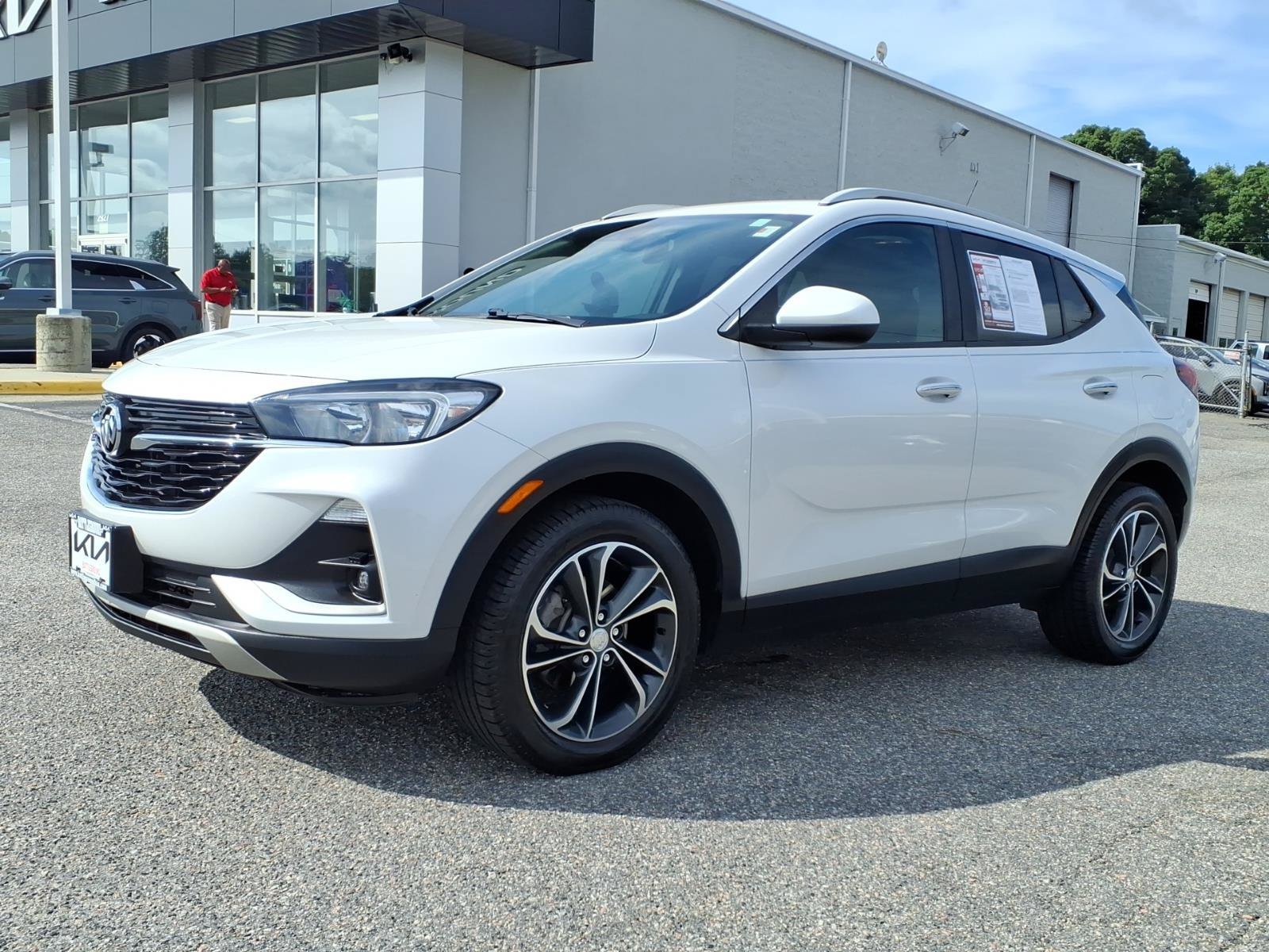 Used 2021 White Frost Tricoat Buick Select image 20