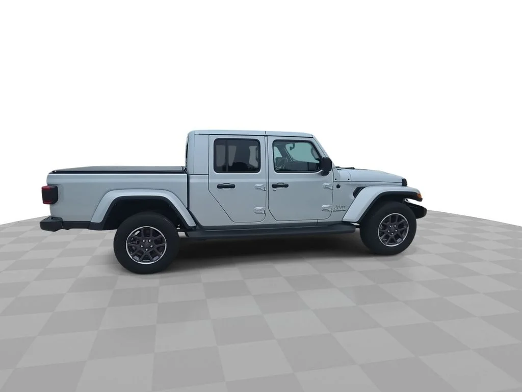 Used 2022 Silver Jeep Overland image 9