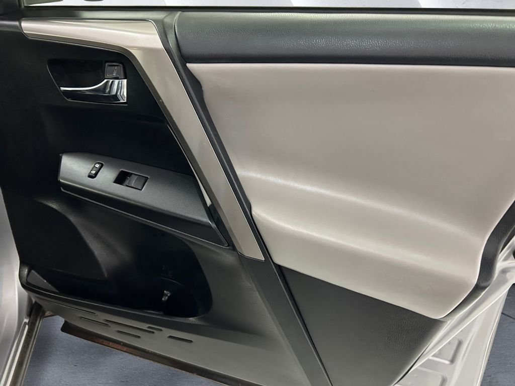 Used 2018 Silver Toyota XLE image 15