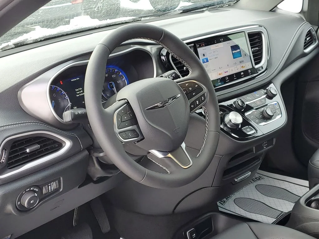 2026 Chrysler Pacifica Select - Photo 10
