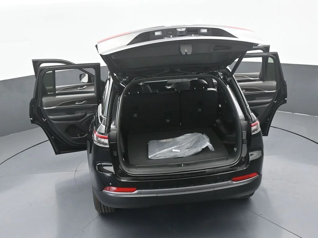 New 2026 Diamond Black Crystal Pearl-Coat Exterior Paint Jeep Altitude image 51