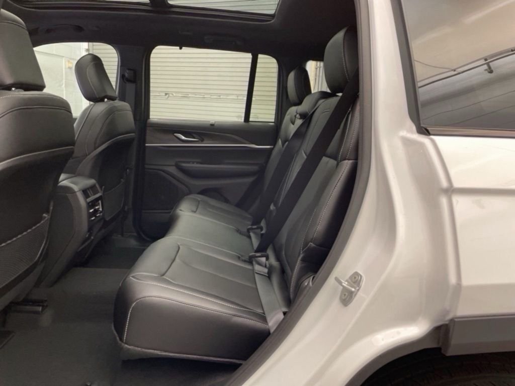 New 2025 Bright White Clear-Coat Exterior Paint Jeep Limited image 19