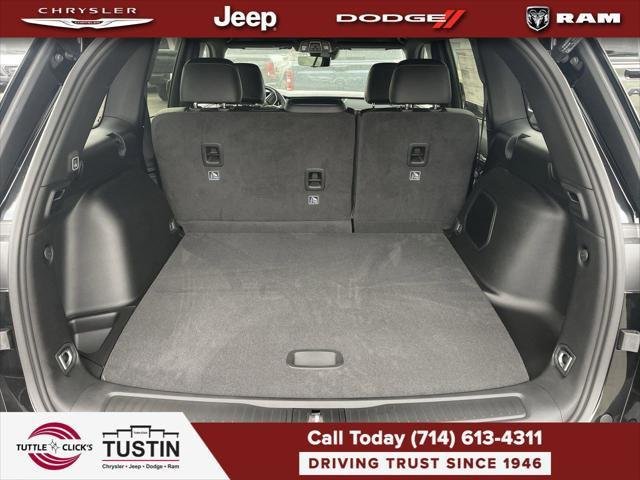 New 2026 Diamond Black Crystal Pearl-Coat Exterior Paint Jeep Limited image 27