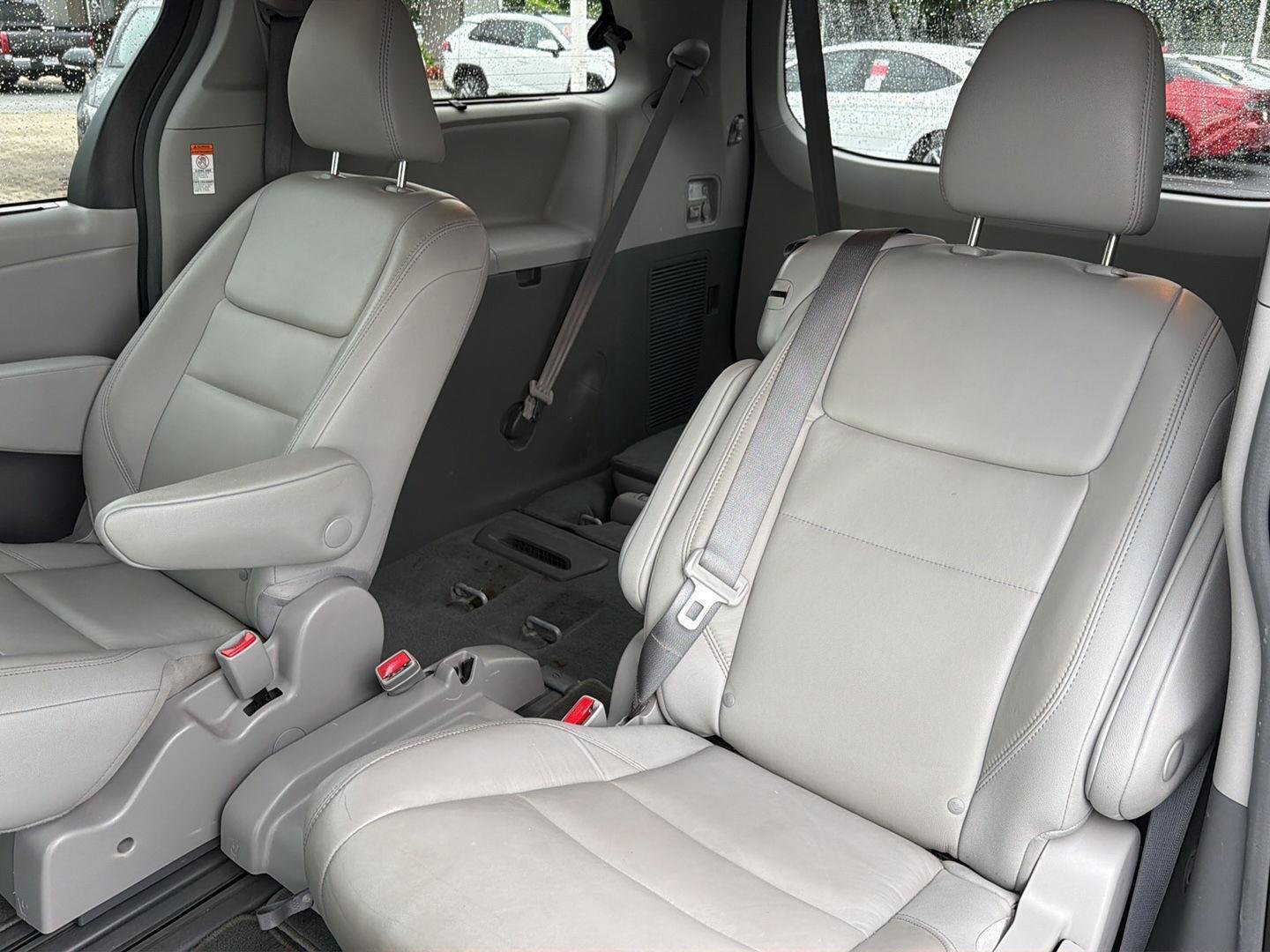 Used 2019 Celestial Silver Metallic Toyota XLE Premium 8-Passenger image 28