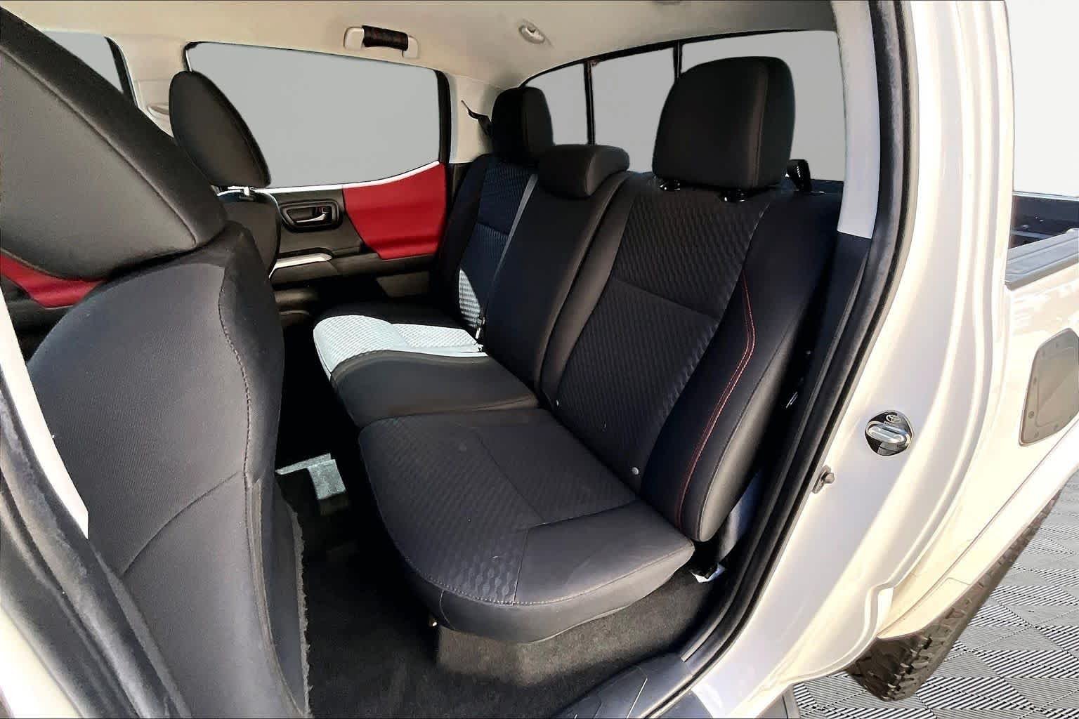 Used 2022 White Toyota SR5 image 21