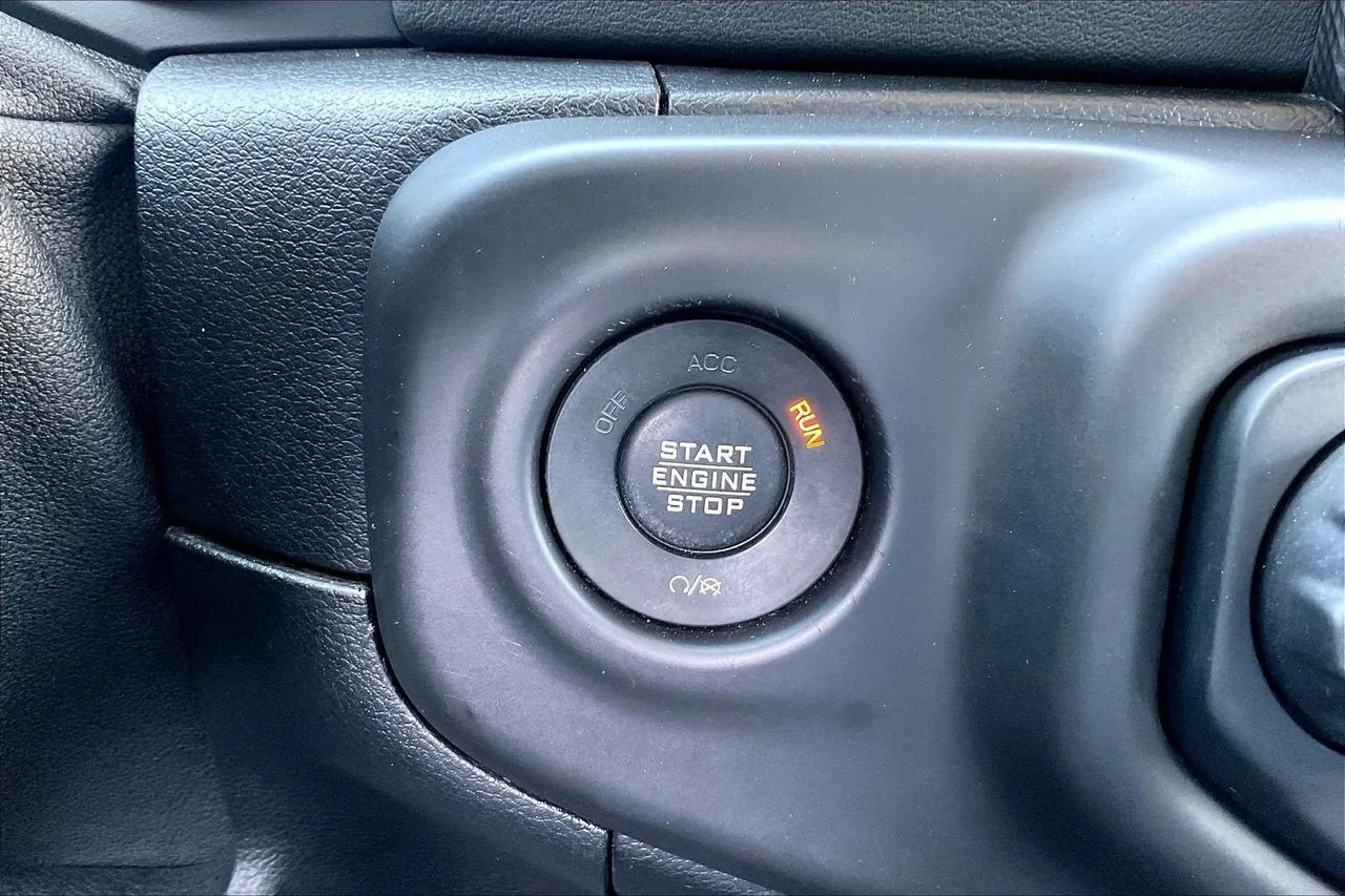 Certified Used 2018 Silver Jeep Sahara image 28
