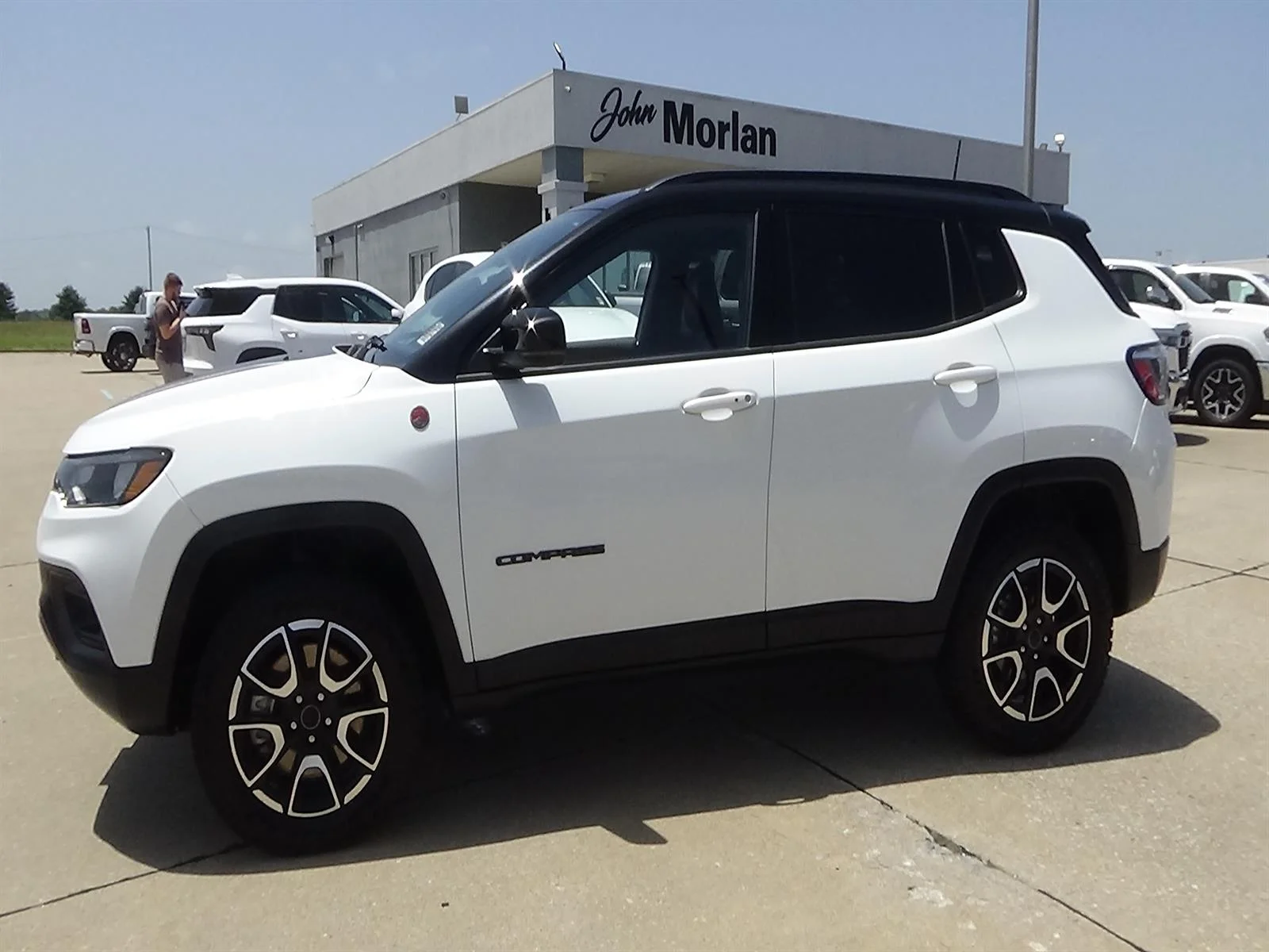 Certified Used 2025 Bright White Clear Coat (pw7) Jeep Trailhawk image 1