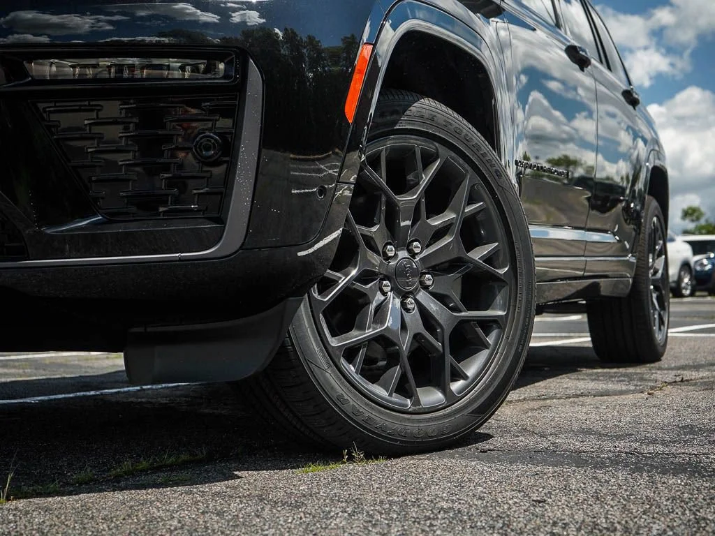 New 2026 Diamond Black Crystal Pearlcoat Jeep Summit image 6